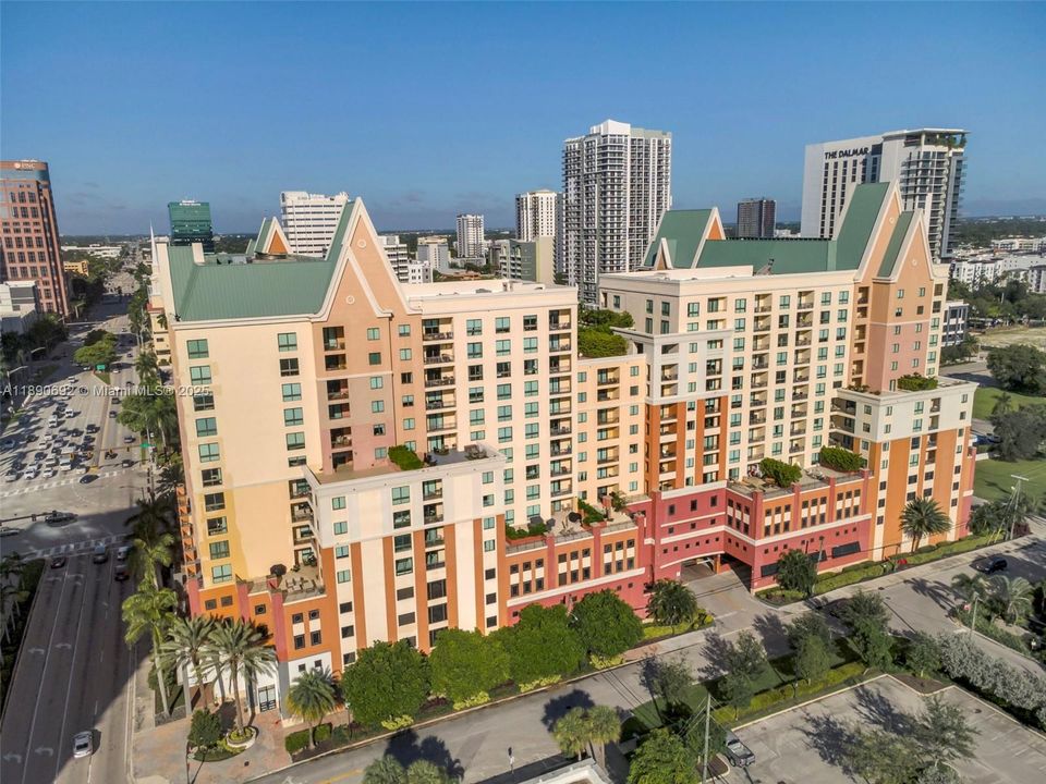 Под контрактом: $399,900 (2 спален, 2 ванн, 1212 Квадратных фут)