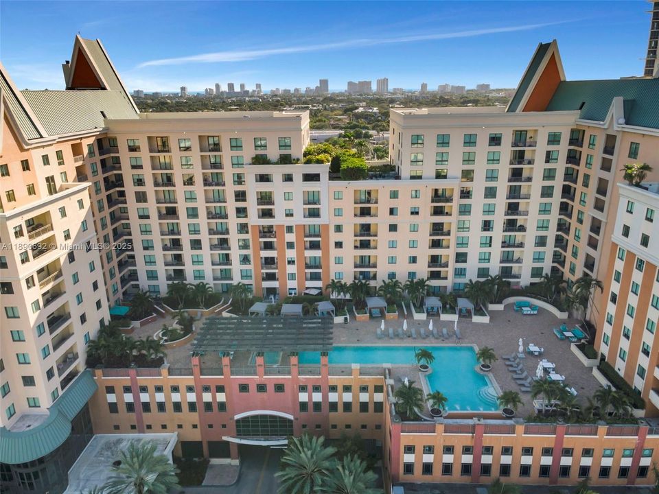 Под контрактом: $399,900 (2 спален, 2 ванн, 1212 Квадратных фут)