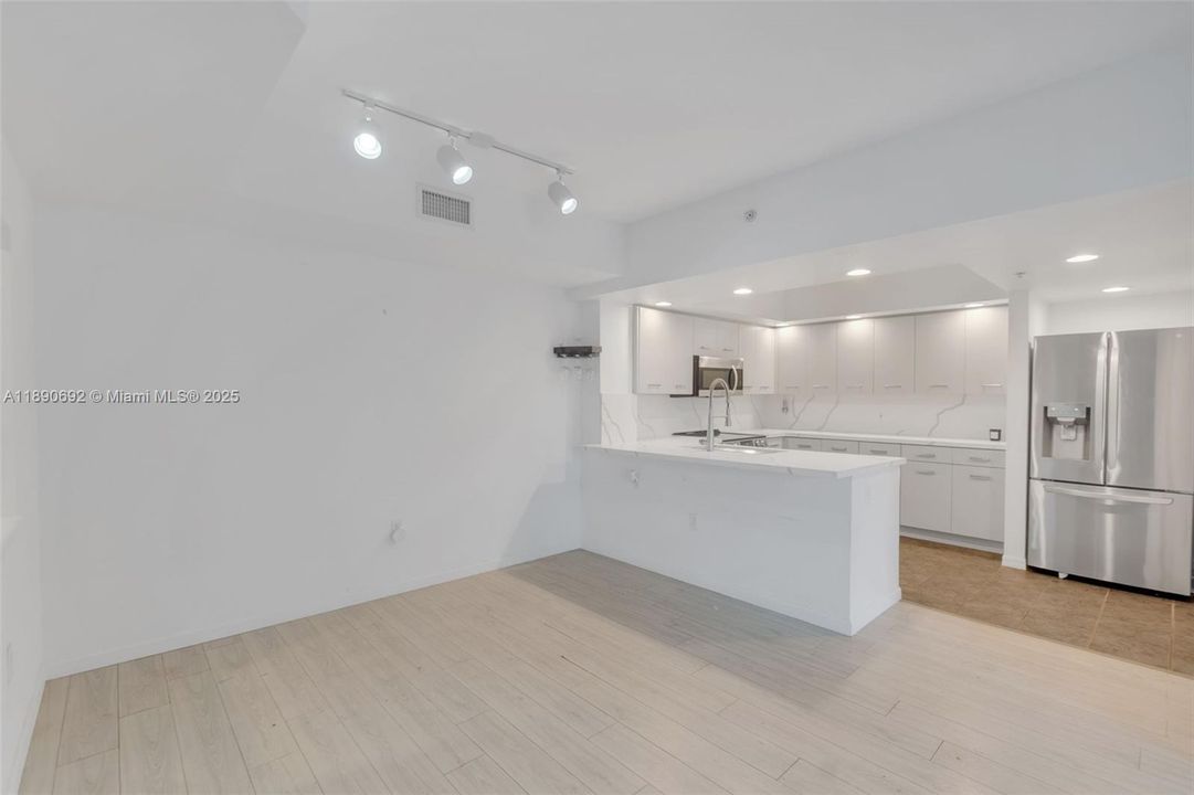 Под контрактом: $399,900 (2 спален, 2 ванн, 1212 Квадратных фут)