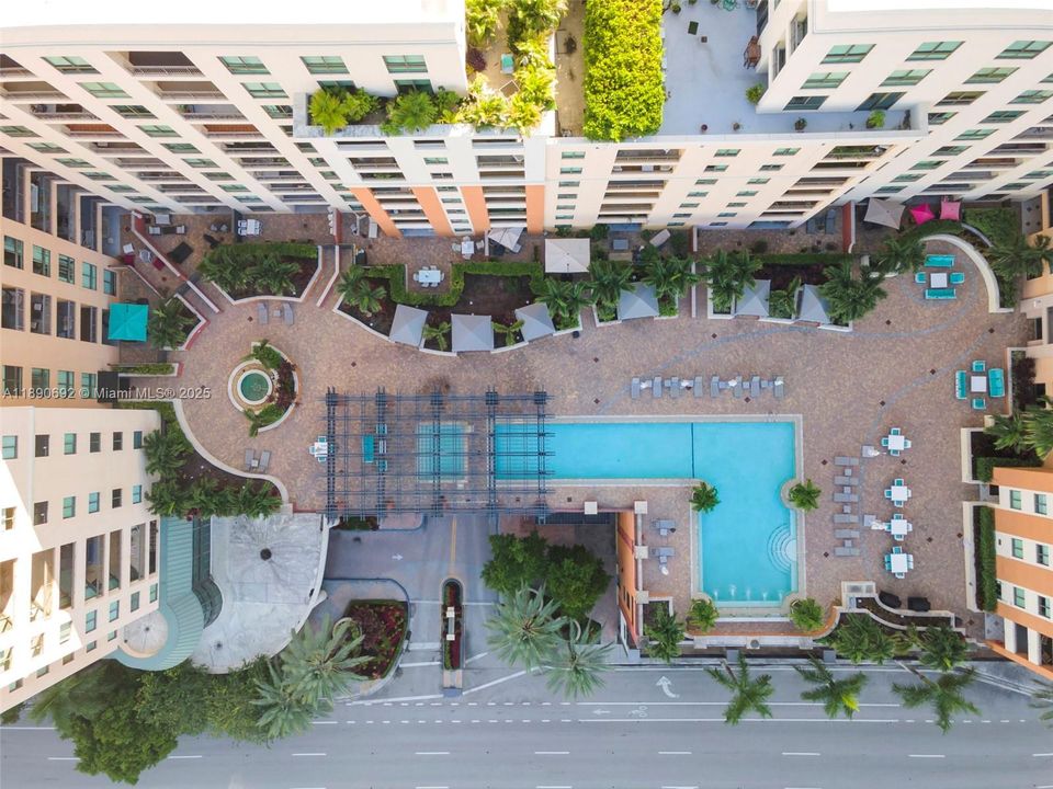 Под контрактом: $399,900 (2 спален, 2 ванн, 1212 Квадратных фут)