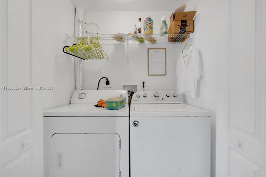 Под контрактом: $399,900 (2 спален, 2 ванн, 1212 Квадратных фут)