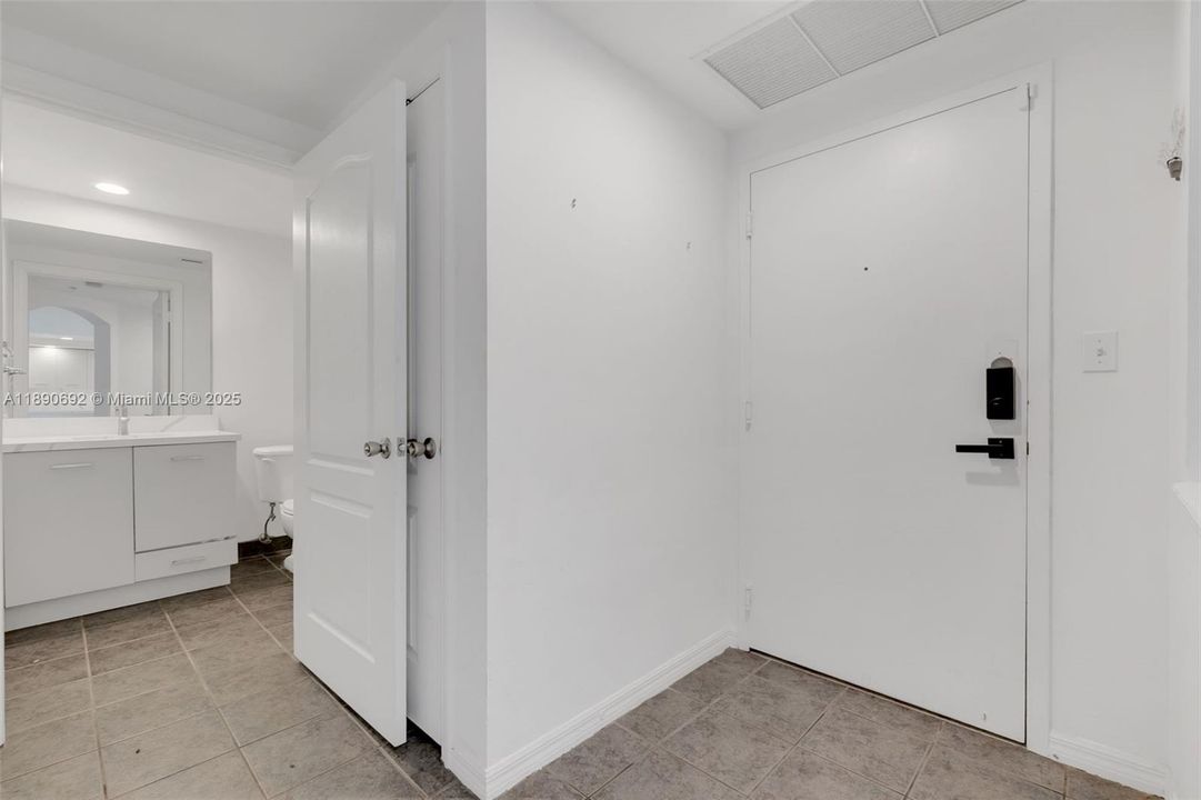 Под контрактом: $399,900 (2 спален, 2 ванн, 1212 Квадратных фут)