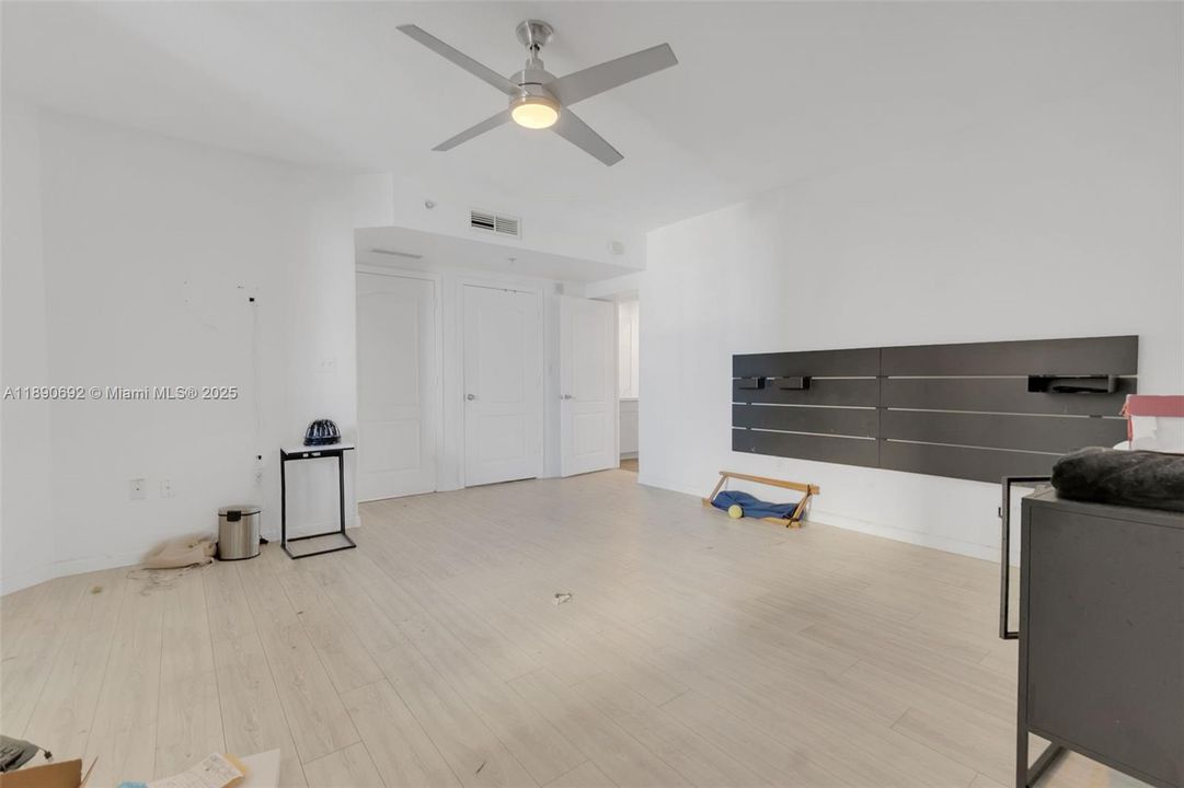 Под контрактом: $399,900 (2 спален, 2 ванн, 1212 Квадратных фут)