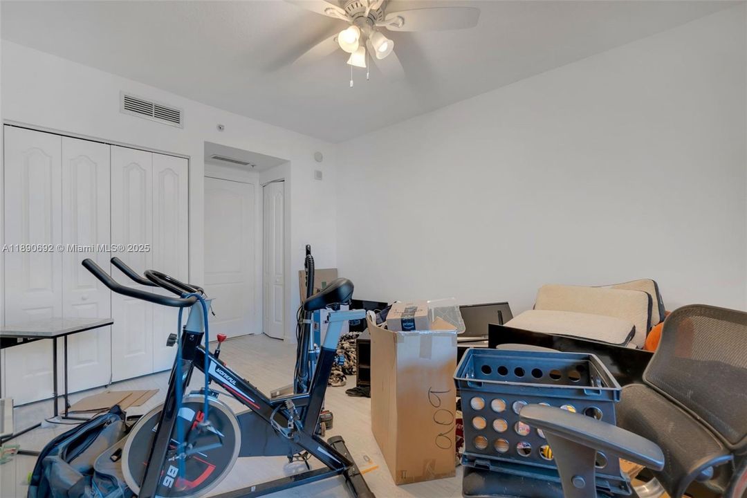 Под контрактом: $399,900 (2 спален, 2 ванн, 1212 Квадратных фут)