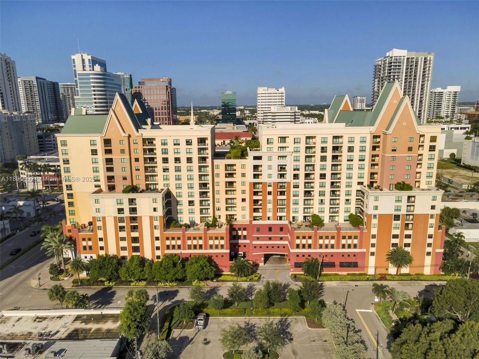 Под контрактом: $399,900 (2 спален, 2 ванн, 1212 Квадратных фут)