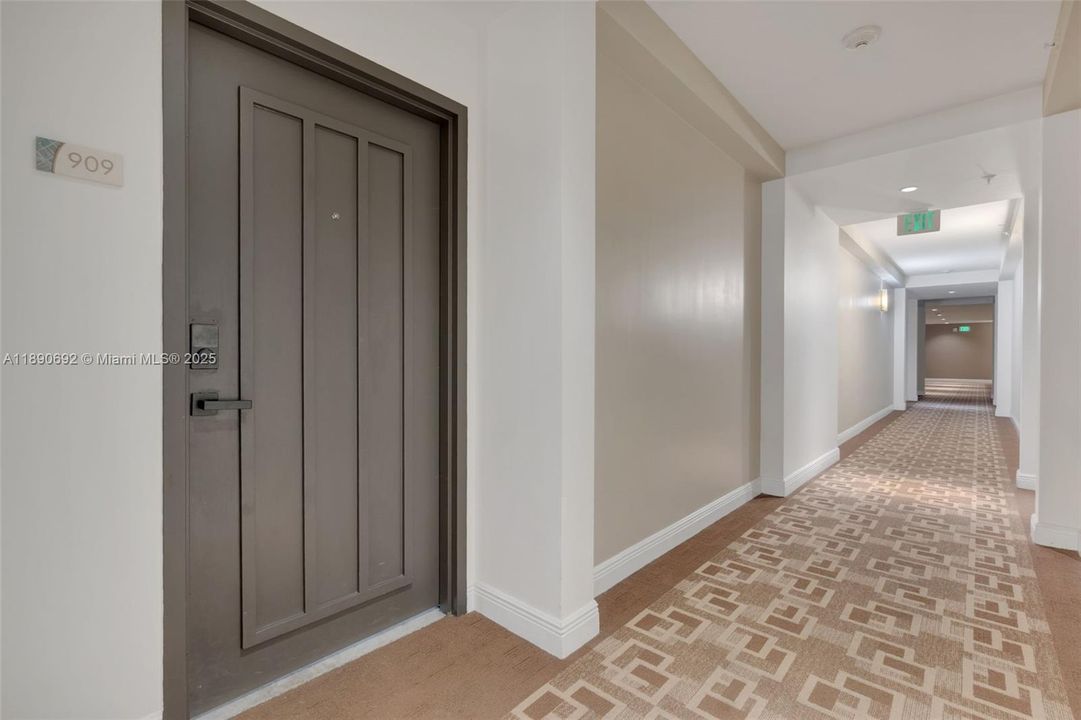 Под контрактом: $399,900 (2 спален, 2 ванн, 1212 Квадратных фут)