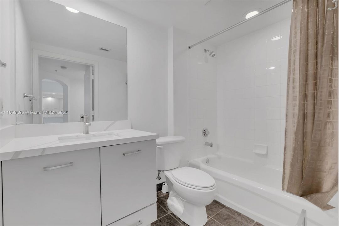 Под контрактом: $399,900 (2 спален, 2 ванн, 1212 Квадратных фут)