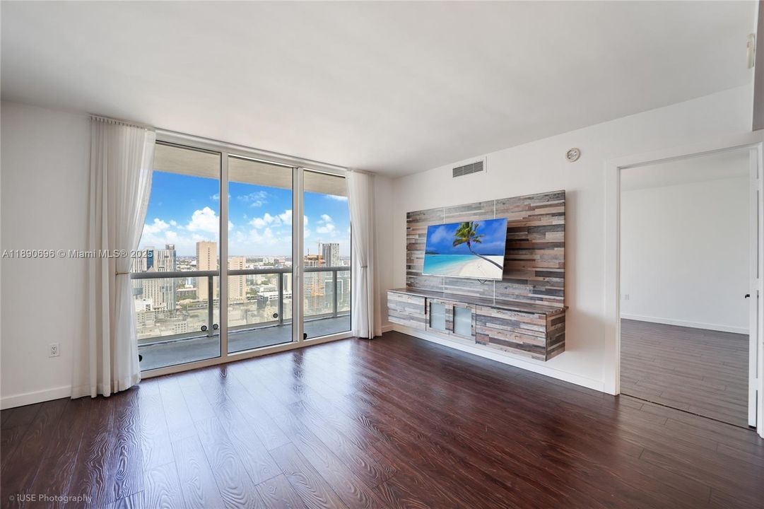 待售: $725,000 (2 贝兹, 2 浴室, 1256 平方英尺)