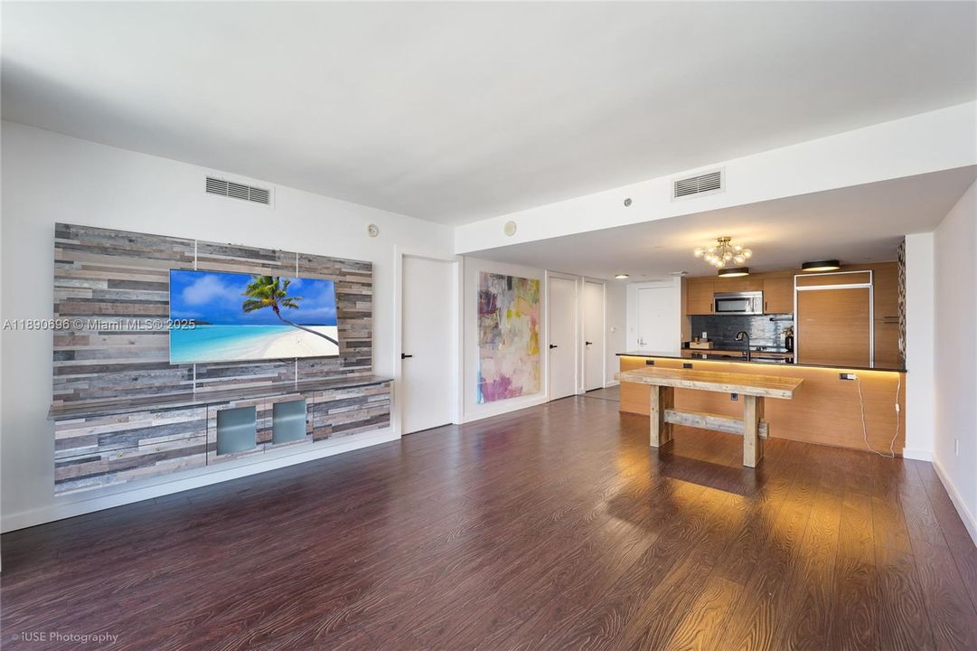 待售: $725,000 (2 贝兹, 2 浴室, 1256 平方英尺)