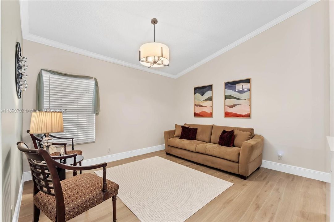 合同活跃: $659,900 (4 贝兹, 2 浴室, 2161 平方英尺)