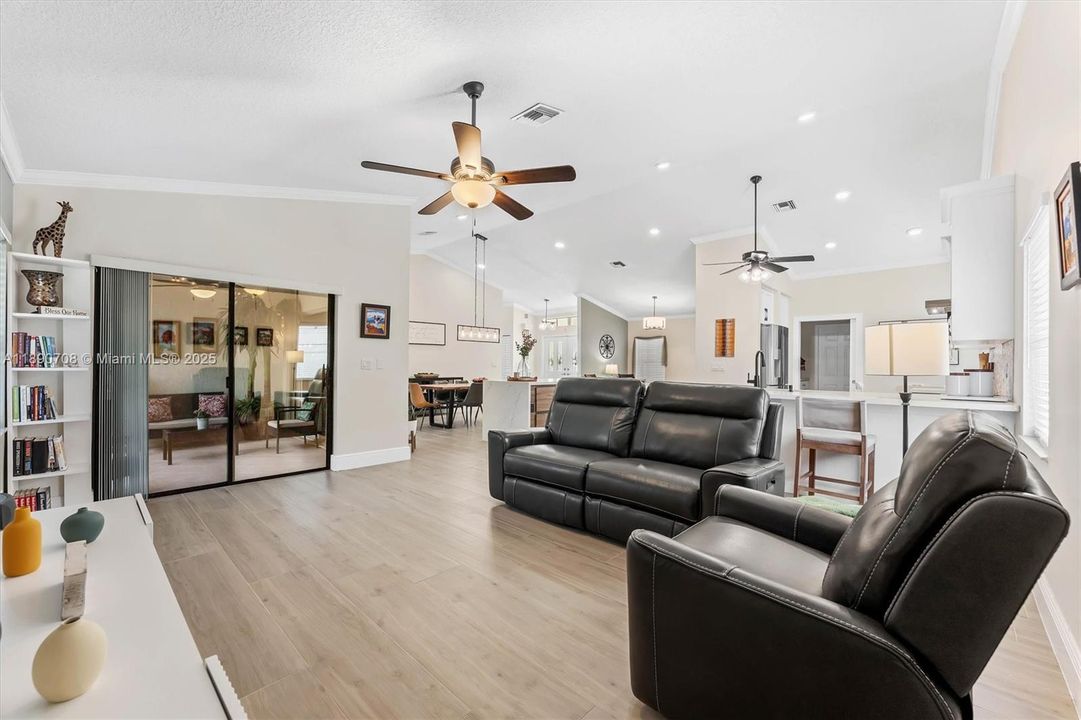 合同活跃: $659,900 (4 贝兹, 2 浴室, 2161 平方英尺)