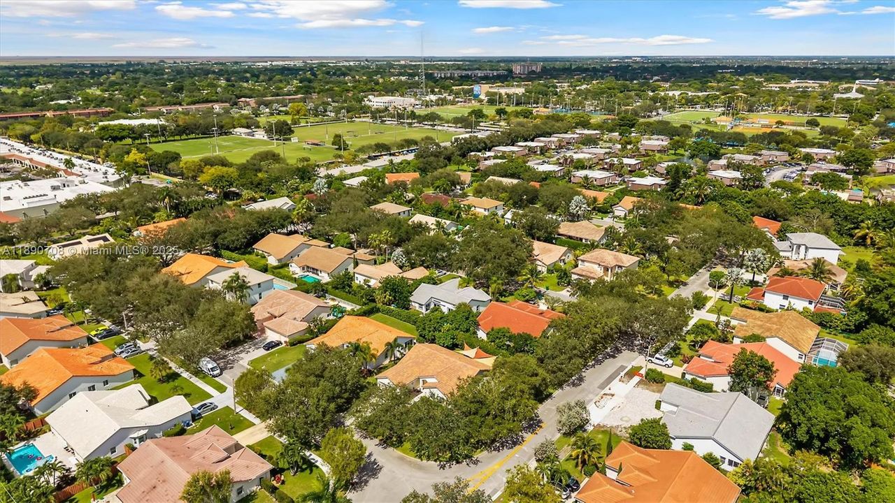 合同活跃: $659,900 (4 贝兹, 2 浴室, 2161 平方英尺)