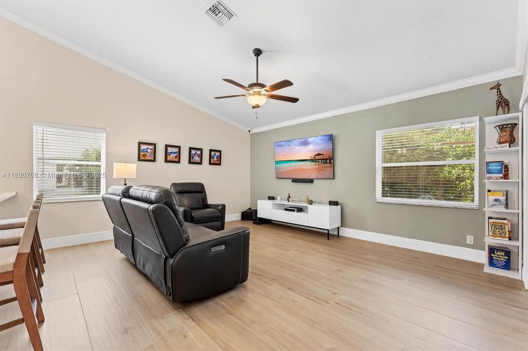 合同活跃: $659,900 (4 贝兹, 2 浴室, 2161 平方英尺)