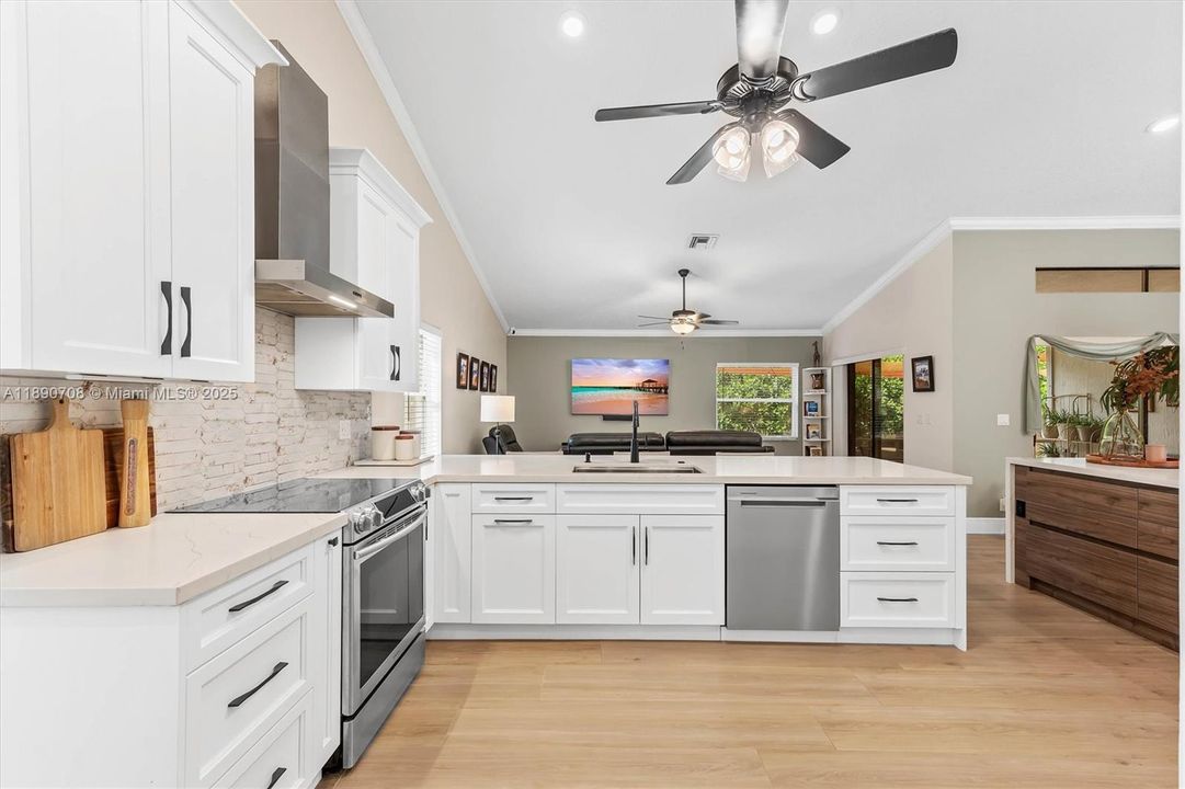 合同活跃: $659,900 (4 贝兹, 2 浴室, 2161 平方英尺)