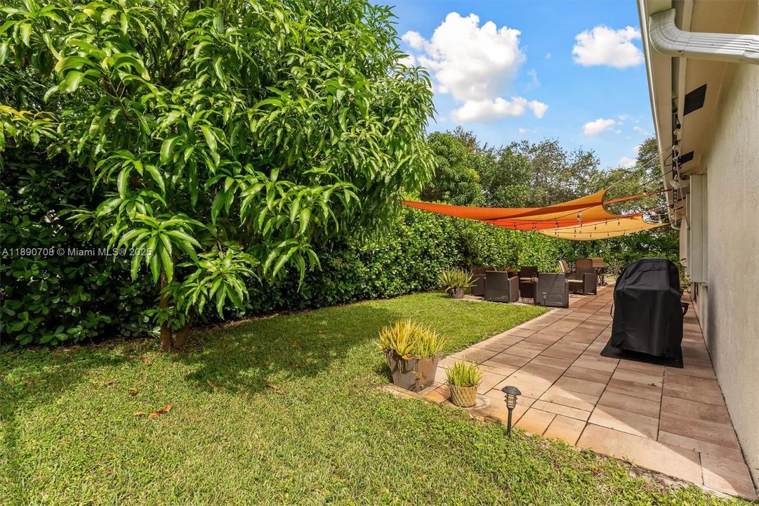 合同活跃: $659,900 (4 贝兹, 2 浴室, 2161 平方英尺)