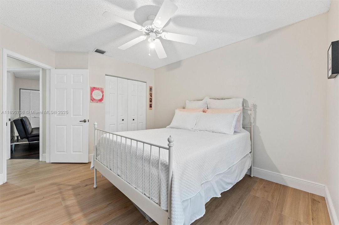 合同活跃: $659,900 (4 贝兹, 2 浴室, 2161 平方英尺)