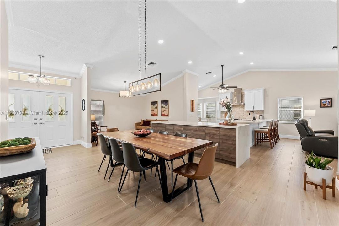 合同活跃: $659,900 (4 贝兹, 2 浴室, 2161 平方英尺)