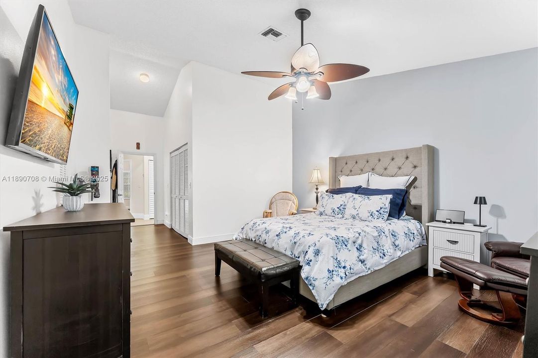 合同活跃: $659,900 (4 贝兹, 2 浴室, 2161 平方英尺)