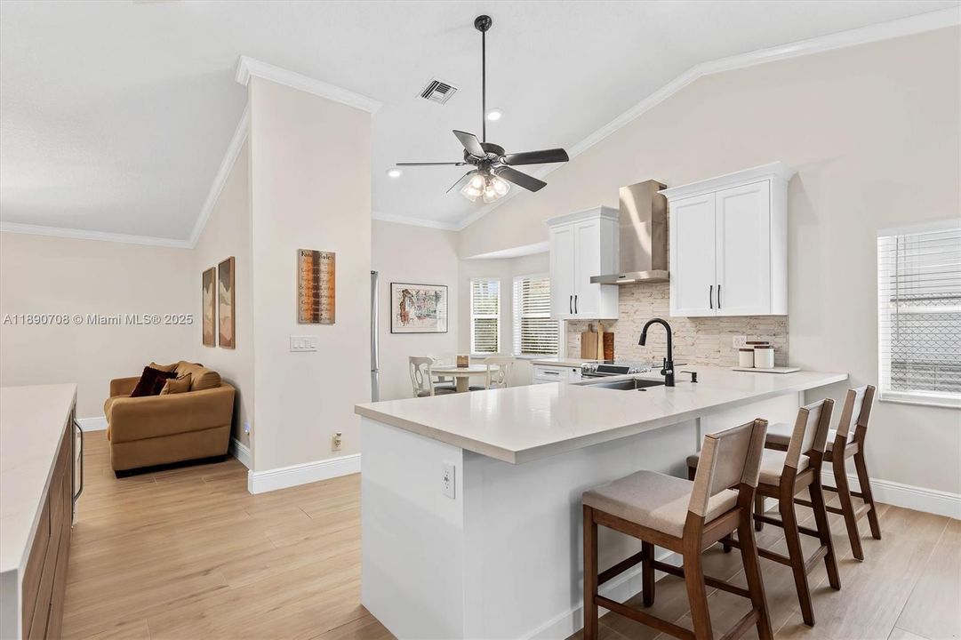 合同活跃: $659,900 (4 贝兹, 2 浴室, 2161 平方英尺)