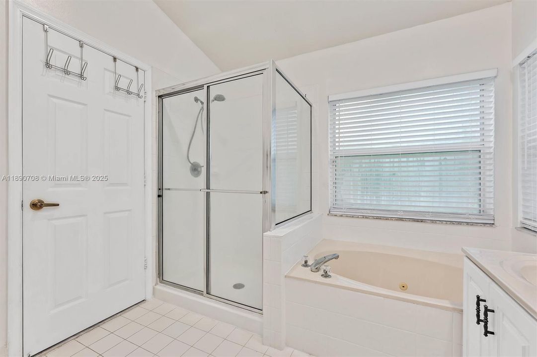 合同活跃: $659,900 (4 贝兹, 2 浴室, 2161 平方英尺)