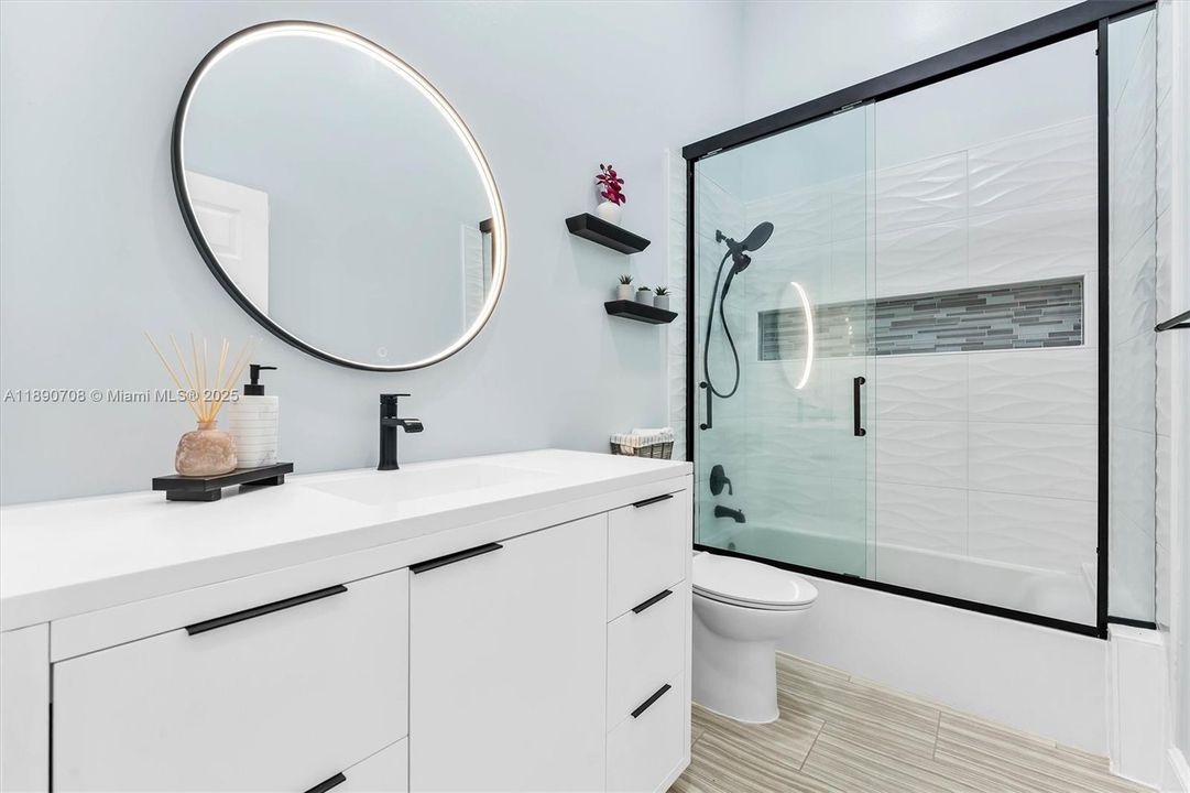 合同活跃: $659,900 (4 贝兹, 2 浴室, 2161 平方英尺)