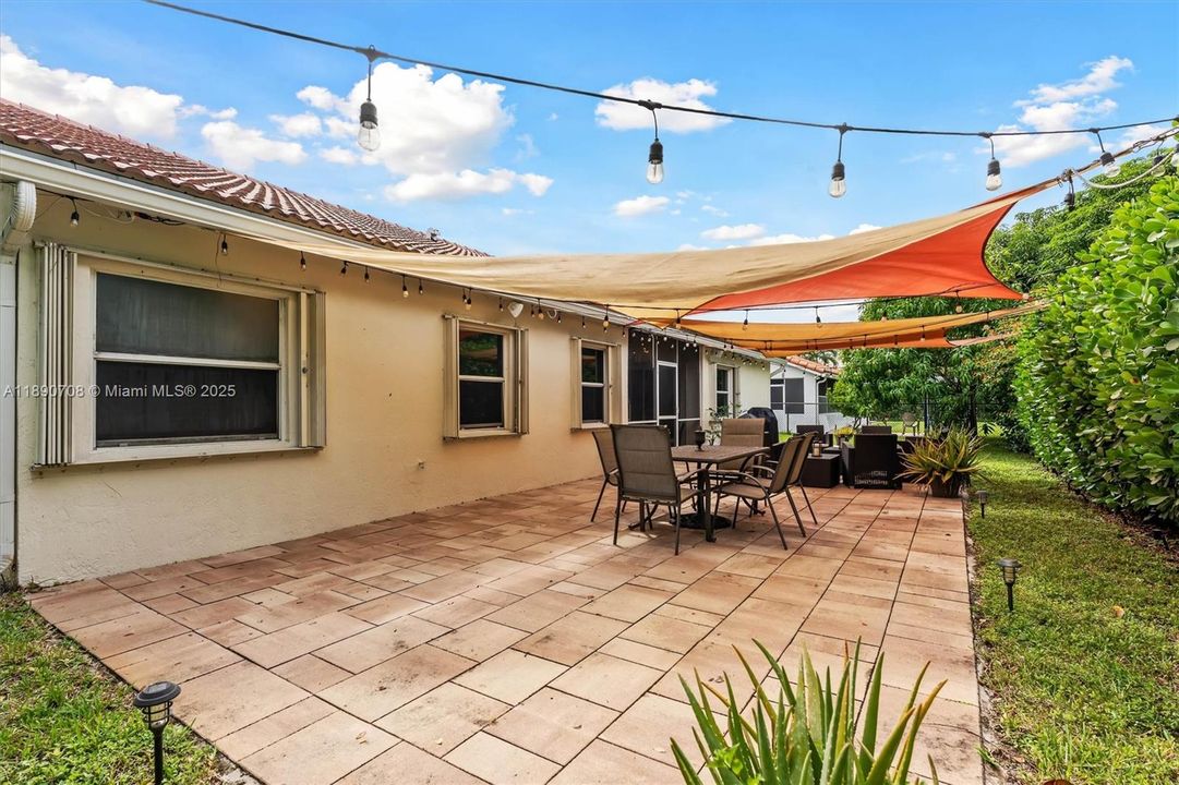 合同活跃: $659,900 (4 贝兹, 2 浴室, 2161 平方英尺)