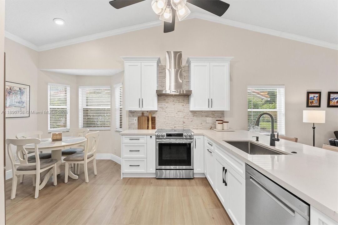 合同活跃: $659,900 (4 贝兹, 2 浴室, 2161 平方英尺)