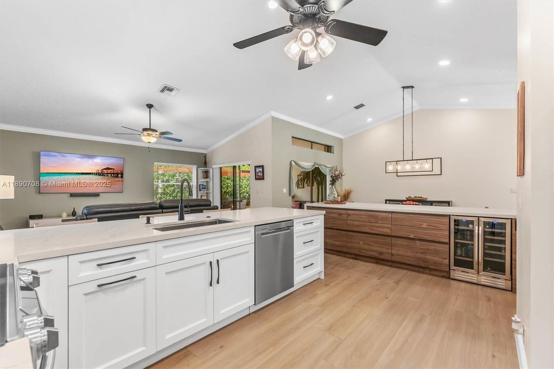 合同活跃: $659,900 (4 贝兹, 2 浴室, 2161 平方英尺)