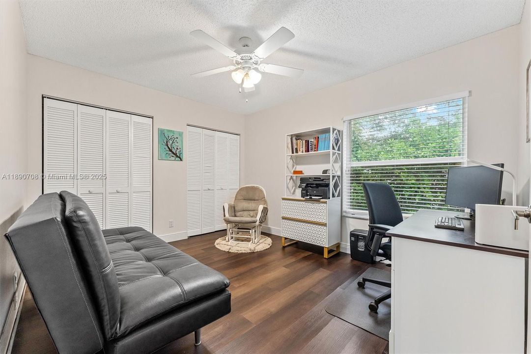 合同活跃: $659,900 (4 贝兹, 2 浴室, 2161 平方英尺)