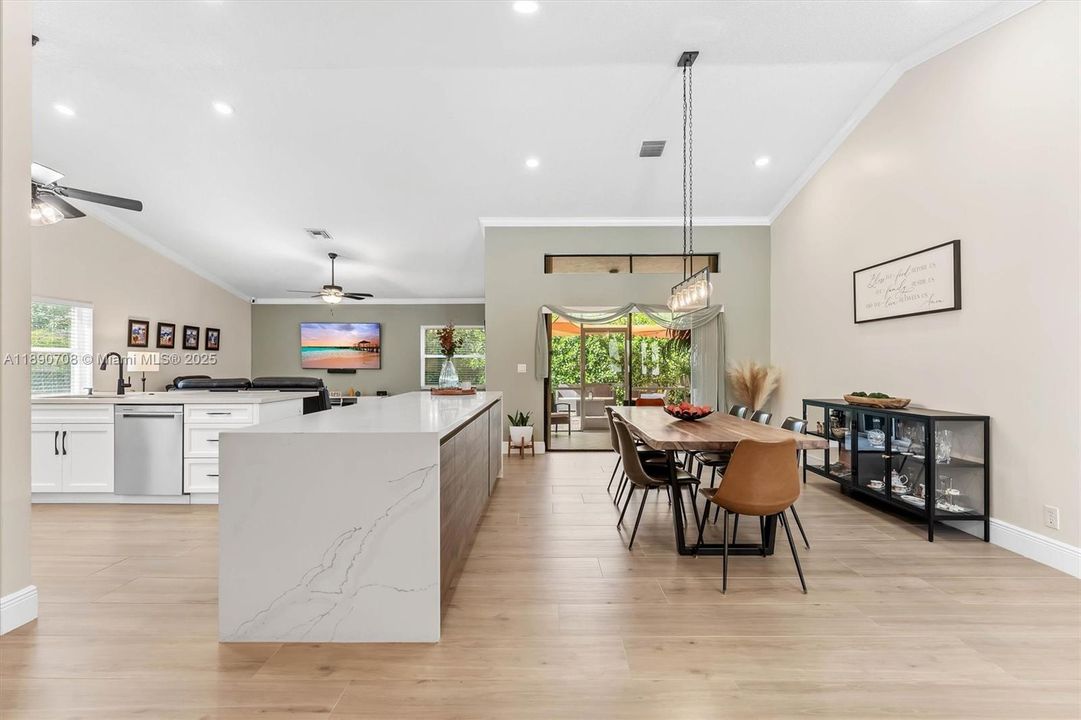 合同活跃: $659,900 (4 贝兹, 2 浴室, 2161 平方英尺)