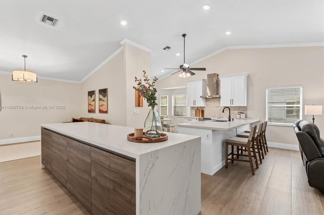 合同活跃: $659,900 (4 贝兹, 2 浴室, 2161 平方英尺)