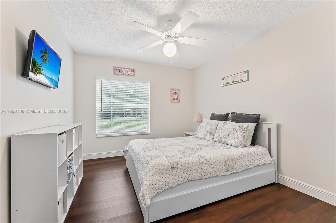 合同活跃: $659,900 (4 贝兹, 2 浴室, 2161 平方英尺)