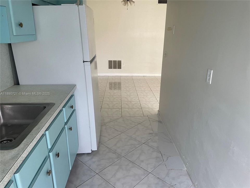 Active With Contract: $1,400 (1 beds, 1 baths, 711 Square Feet)