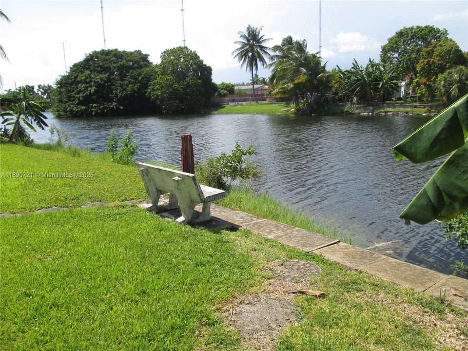 Active With Contract: $1,400 (1 beds, 1 baths, 711 Square Feet)