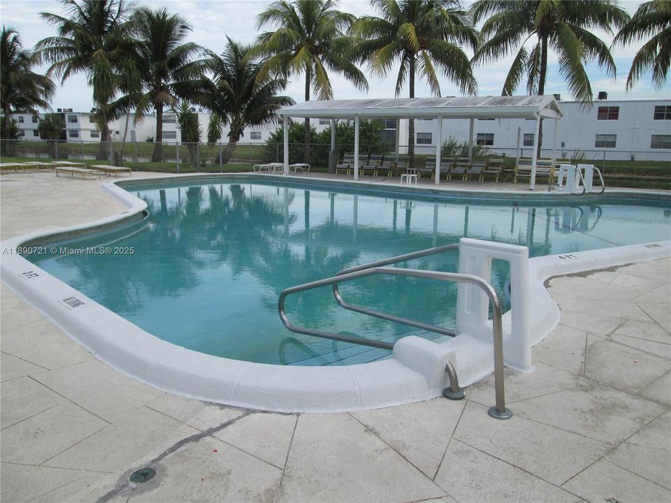 Active With Contract: $1,400 (1 beds, 1 baths, 711 Square Feet)