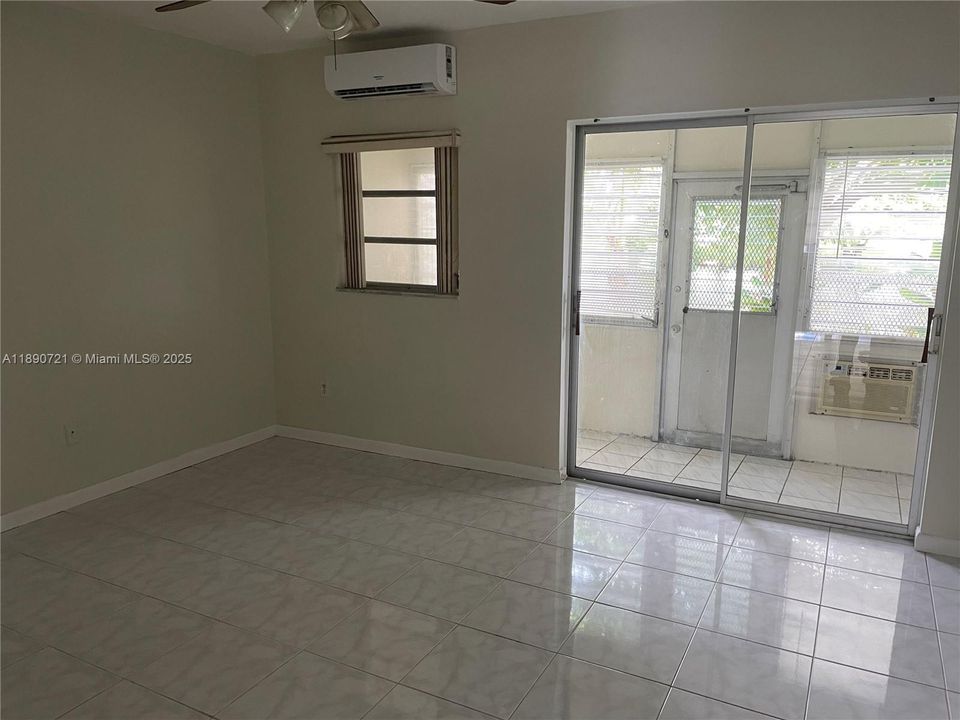 Active With Contract: $1,400 (1 beds, 1 baths, 711 Square Feet)