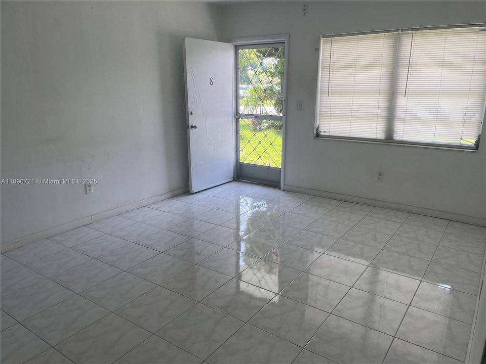 Active With Contract: $1,400 (1 beds, 1 baths, 711 Square Feet)