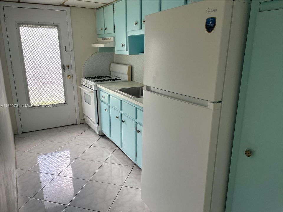 Active With Contract: $1,400 (1 beds, 1 baths, 711 Square Feet)