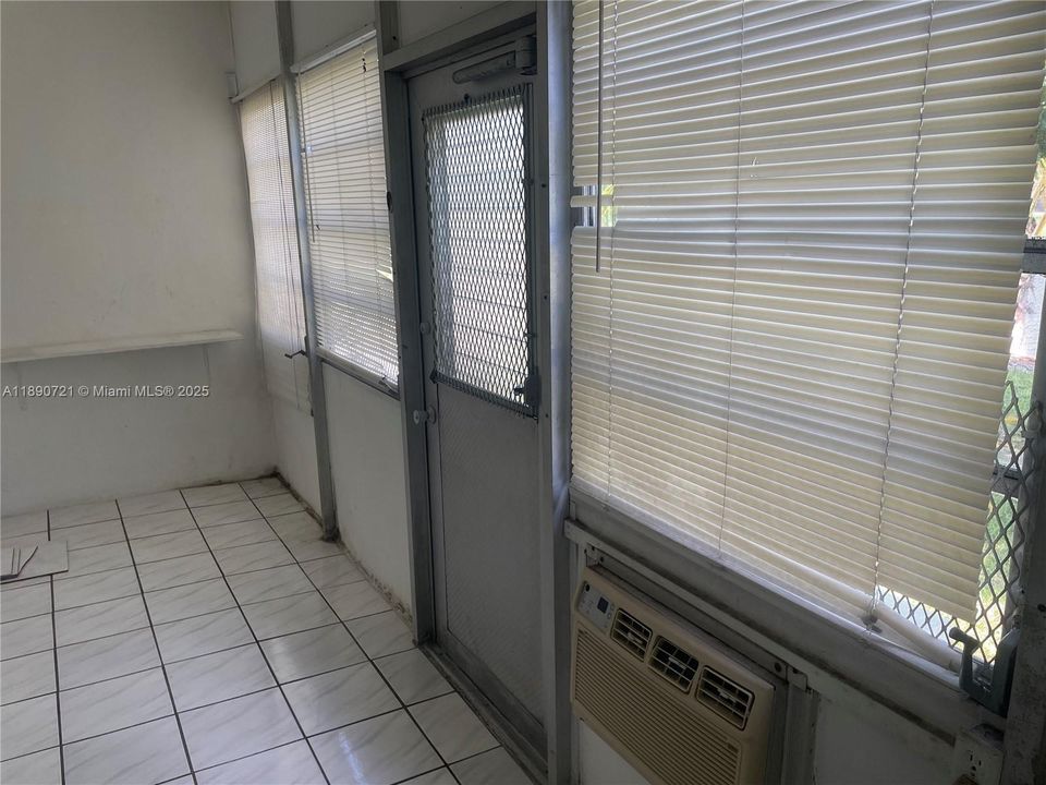 Active With Contract: $1,400 (1 beds, 1 baths, 711 Square Feet)