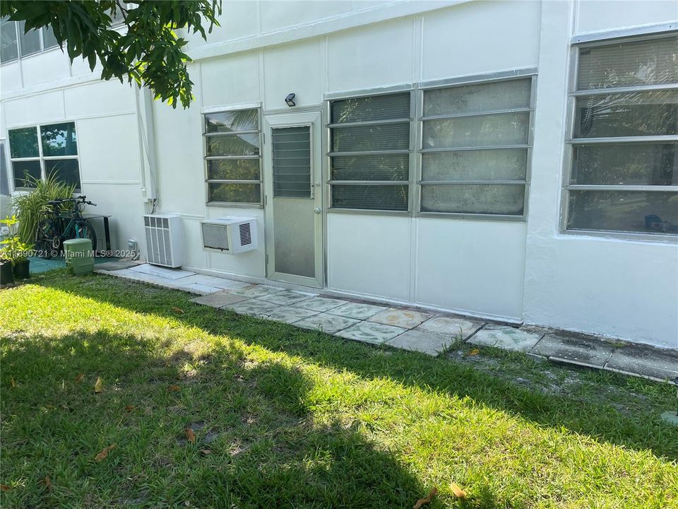 Active With Contract: $1,400 (1 beds, 1 baths, 711 Square Feet)