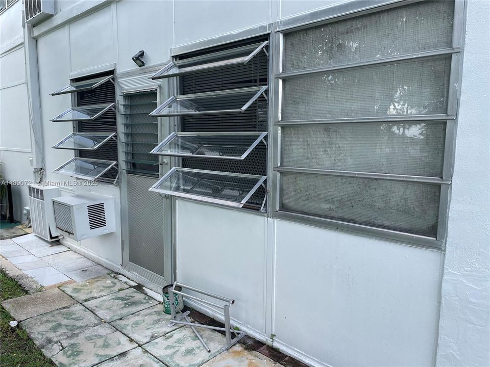 Active With Contract: $1,400 (1 beds, 1 baths, 711 Square Feet)