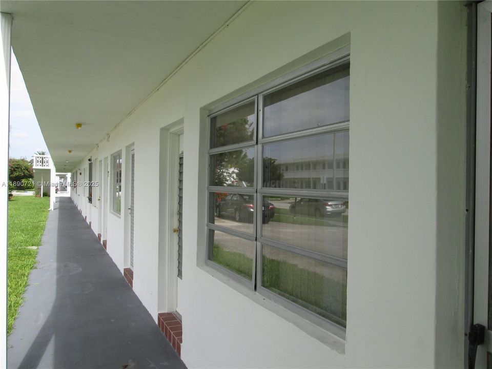 Active With Contract: $1,400 (1 beds, 1 baths, 711 Square Feet)