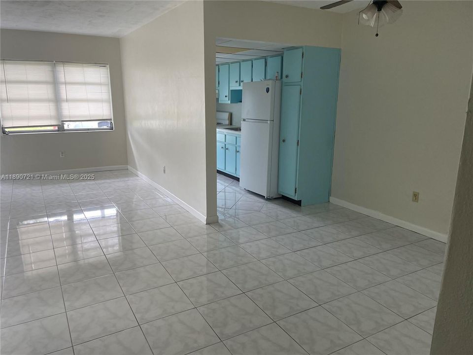 Active With Contract: $1,400 (1 beds, 1 baths, 711 Square Feet)