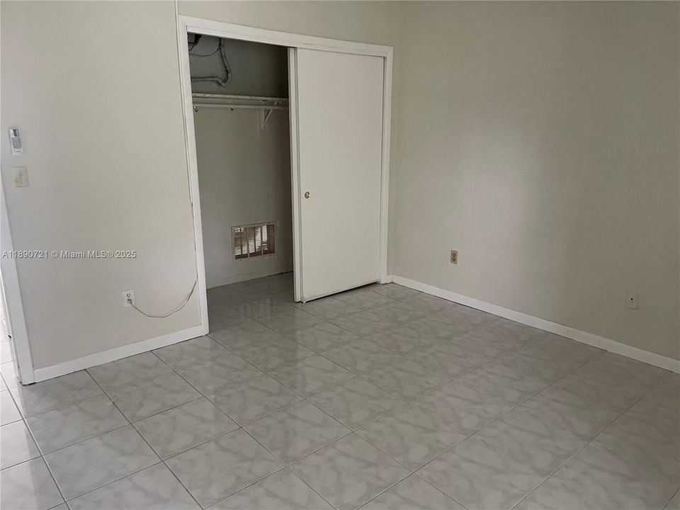 Active With Contract: $1,400 (1 beds, 1 baths, 711 Square Feet)