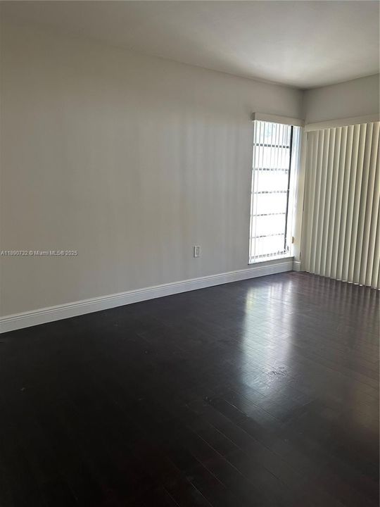 合同活跃: $2,600 (3 贝兹, 2 浴室, 1240 平方英尺)