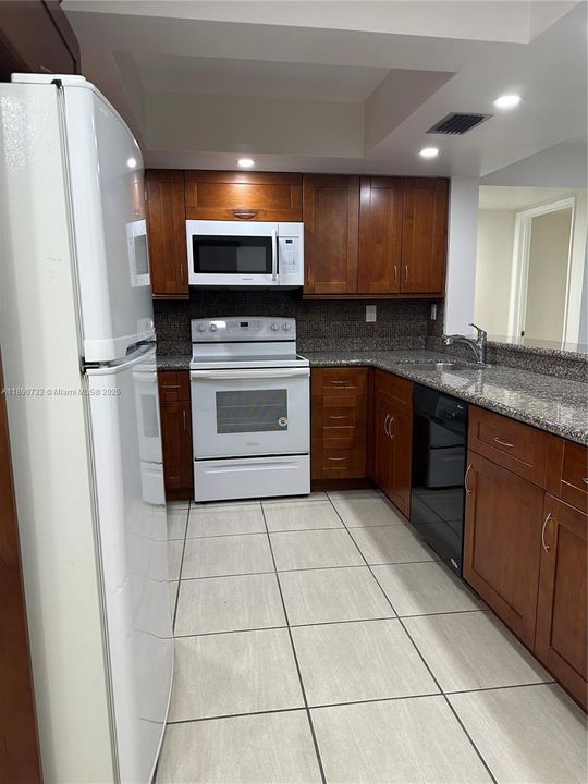 合同活跃: $2,600 (3 贝兹, 2 浴室, 1240 平方英尺)