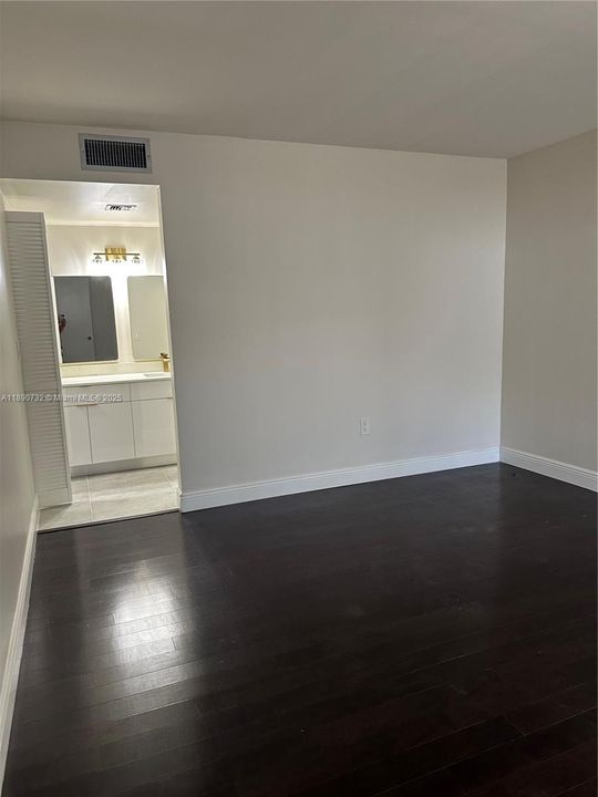 合同活跃: $2,600 (3 贝兹, 2 浴室, 1240 平方英尺)