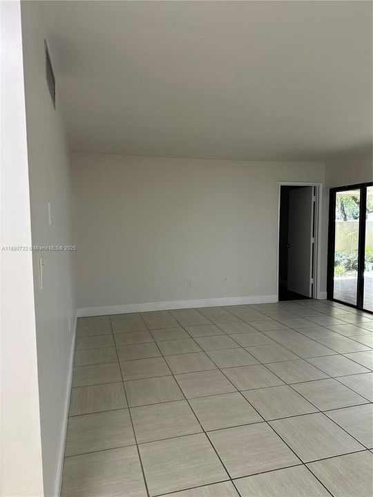 合同活跃: $2,600 (3 贝兹, 2 浴室, 1240 平方英尺)