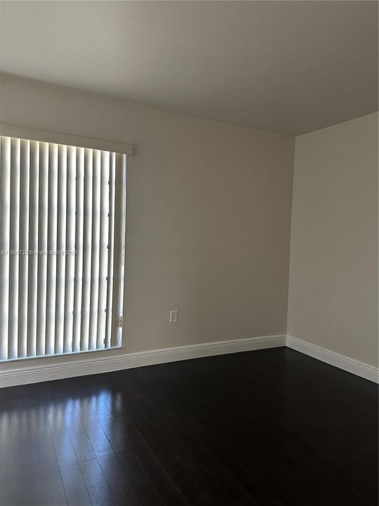 合同活跃: $2,600 (3 贝兹, 2 浴室, 1240 平方英尺)