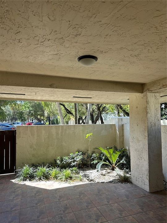 合同活跃: $2,600 (3 贝兹, 2 浴室, 1240 平方英尺)